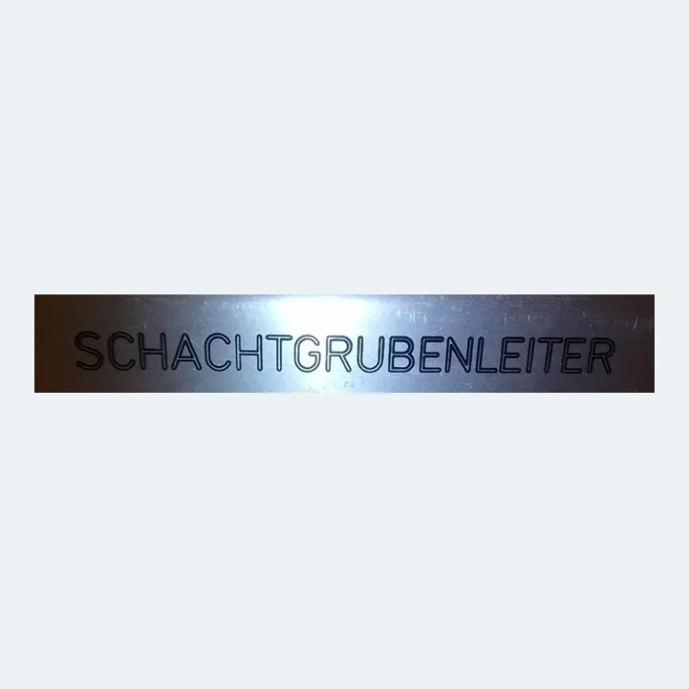 Lasergravur „SCHACHTGRUBENLEITER“ auf einem Metallschild